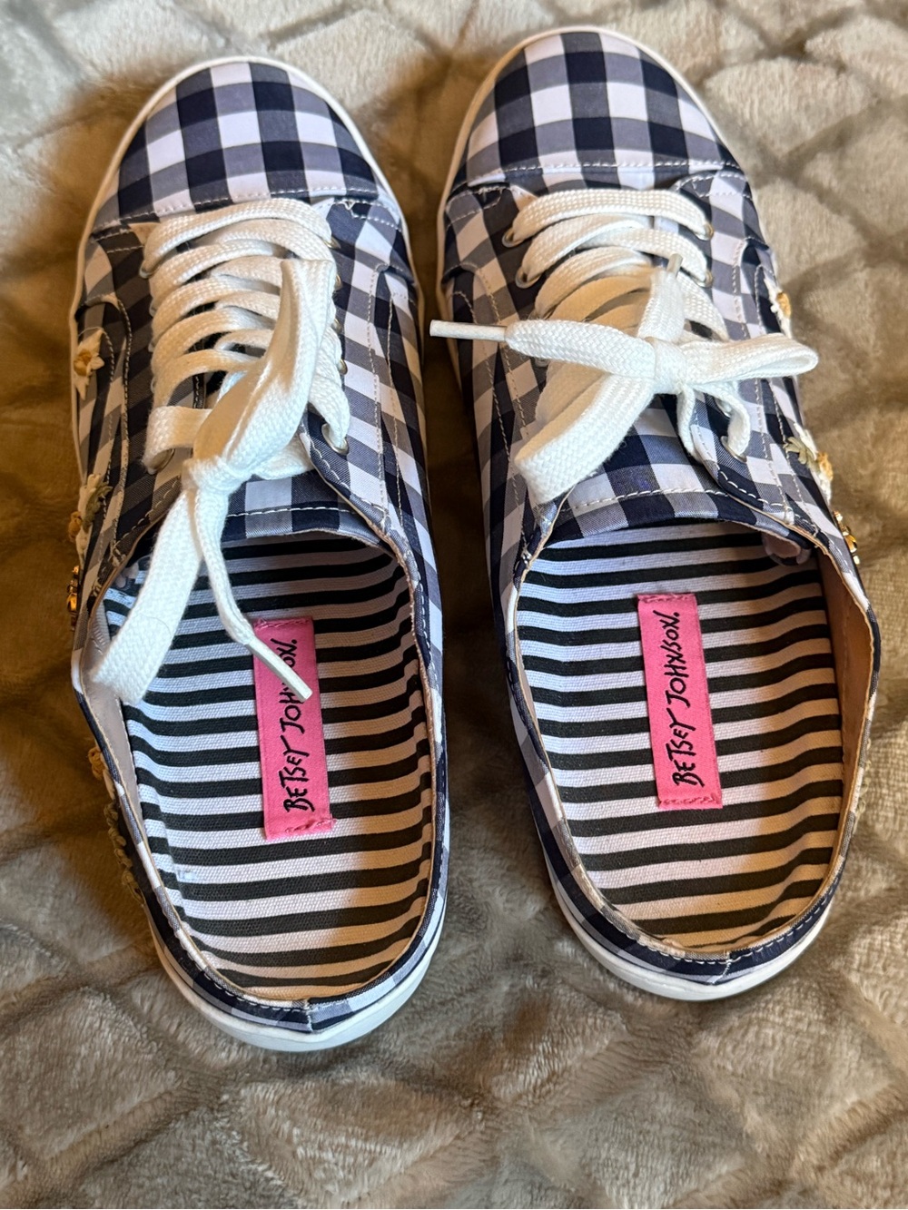 Size 9.5 Betsey Johnson Navy White Gingham Jeweled Bee Daisy Embroidered Sneaker - Picture 3 of 8